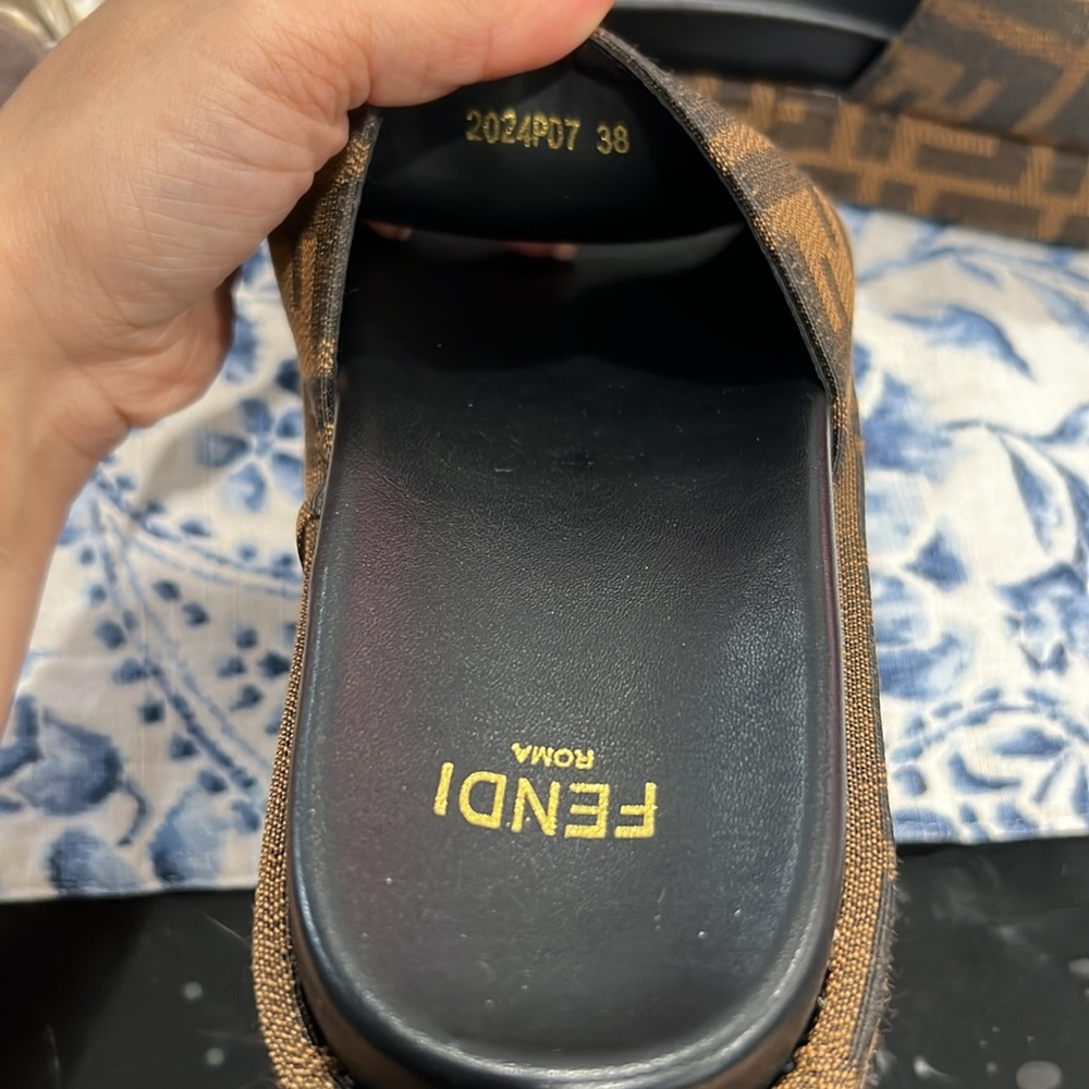 FENDI Roma LOGO Slides - Picture 4 of 5